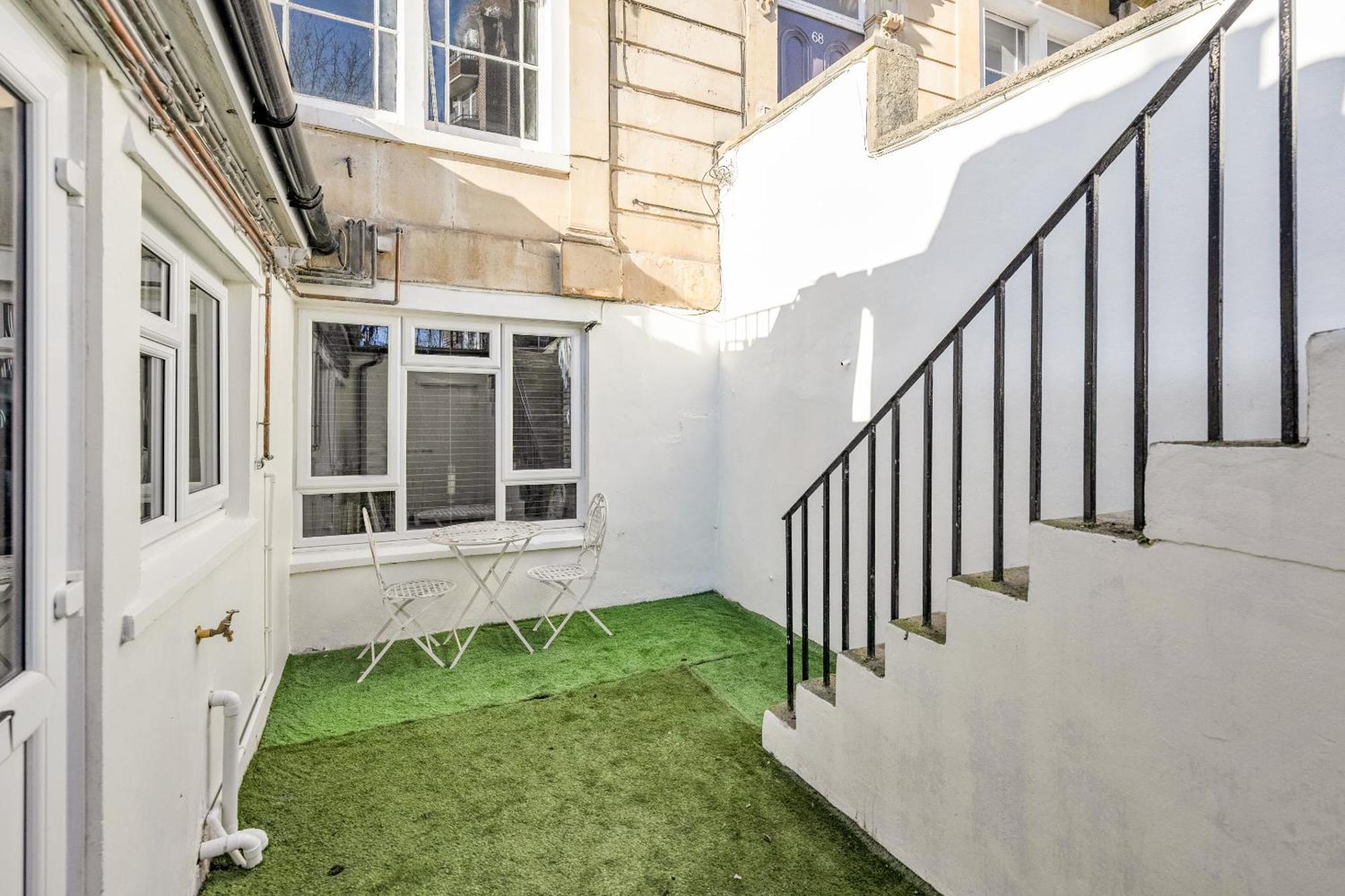 Opulent 2-bed Retreat With Garden Apartment *