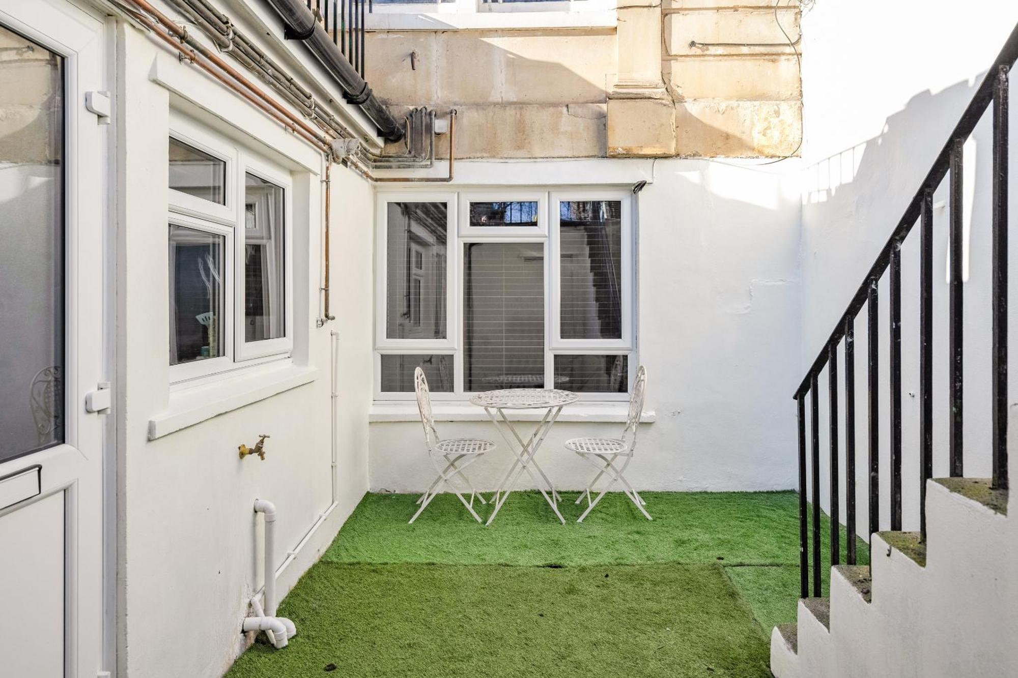 Opulent 2-bed Retreat With Garden Bristol